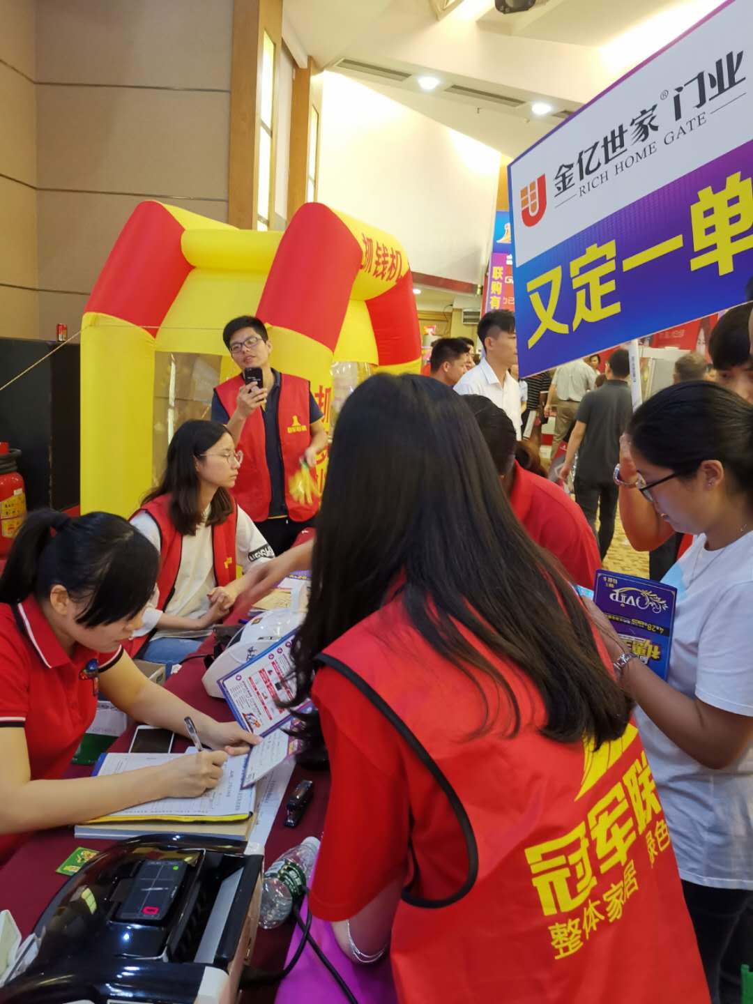 ”冠軍聯(lián)盟放肆購”,金億世家門窗火爆全場,大獲全勝!