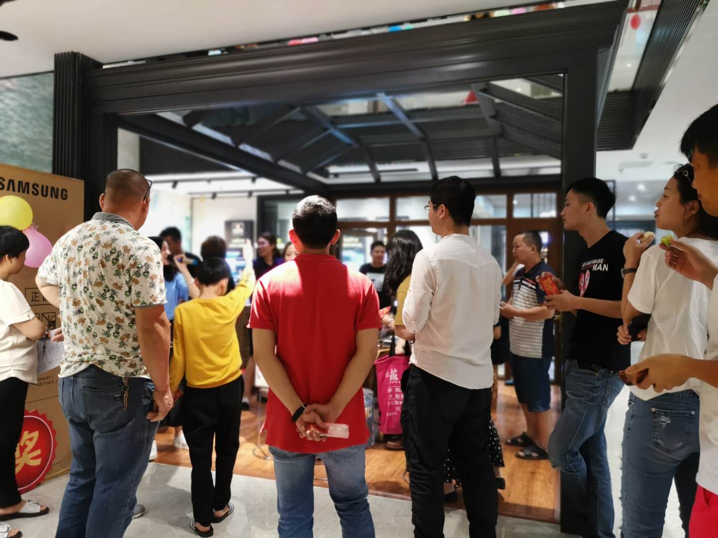 全屋門窗定制廠家金億世家不銹鋼入戶門業華藝旗艦店四周年慶，人山人海