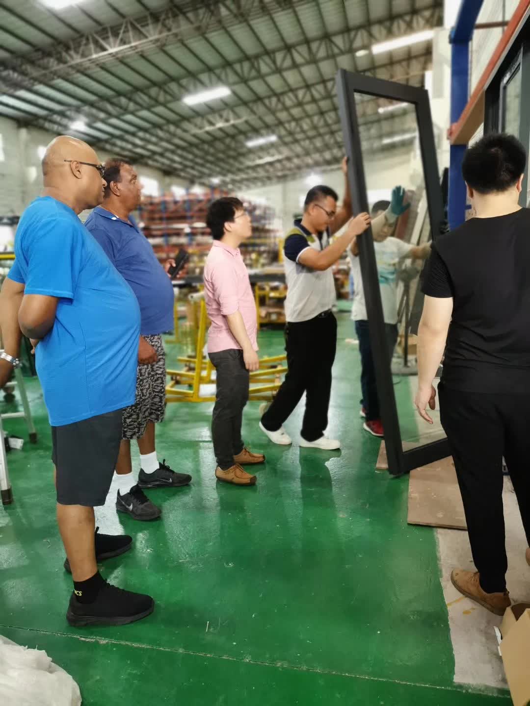 佛山不銹鋼入戶門廠家金億世家門窗門業斐濟項目，迎來外商嚴格驗貨，結果他們豎起了大拇指