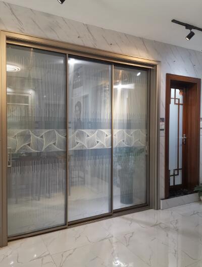 全屋門窗定制廠家金億世家門窗門業窄邊三軌聯動推拉門，安全便捷，空間更大