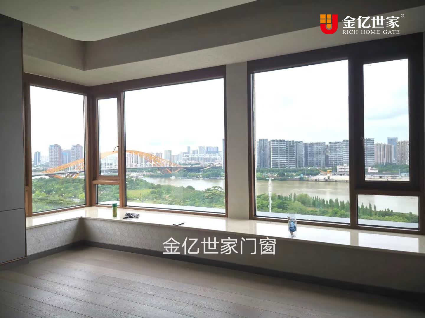 全屋門窗定制廠家金億世家門窗經(jīng)典案例：超大面積玻璃 全視野江景