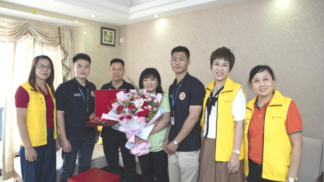 愛心企業(yè)金億世家隨石灣鎮(zhèn)街道走訪現(xiàn)役軍人父親,開展關(guān)愛工作!